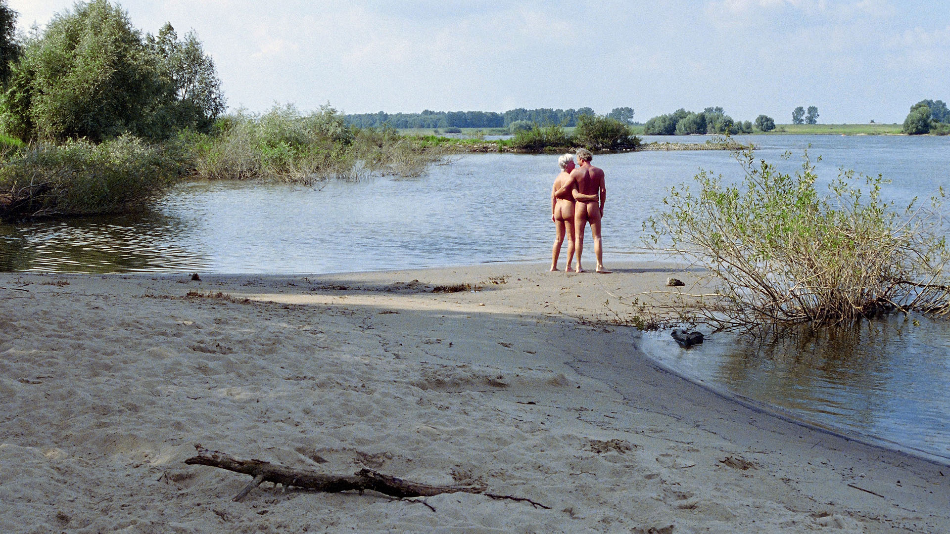 Naturismus an der Elbe - nacktes Paar am Elbestrand